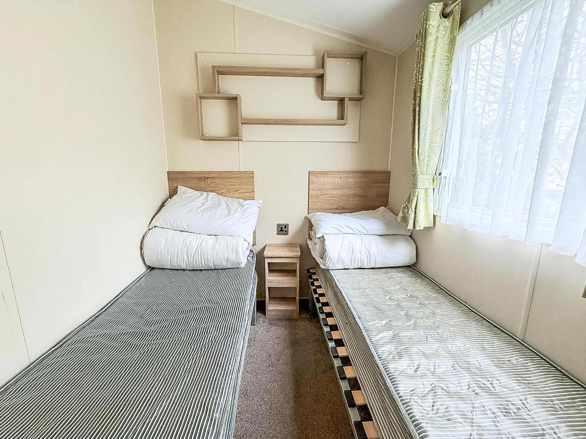 Lovely Caravan With Decking And Outside Furniture At Broadland Sands Ref 20113Bs Hopton on Sea Экстерьер фото
