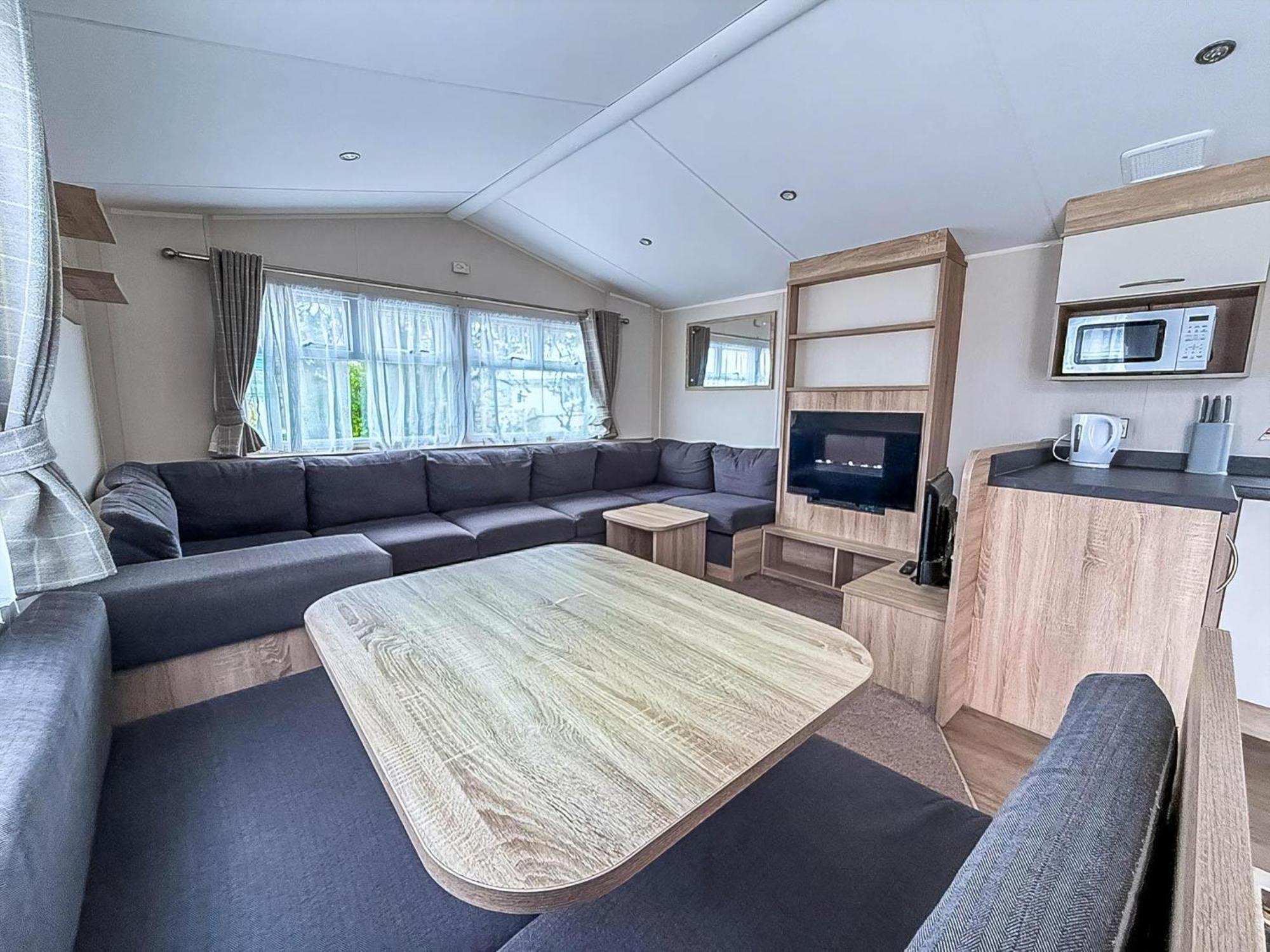 Lovely Caravan With Decking And Outside Furniture At Broadland Sands Ref 20113Bs Hopton on Sea Экстерьер фото